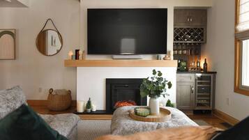 Smart TV, fireplace