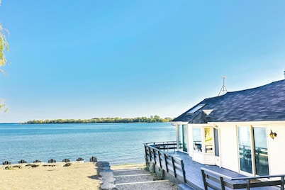Waupoos Lakeside Cottages - Pet Friendly waterfront compound - Sleeps 20