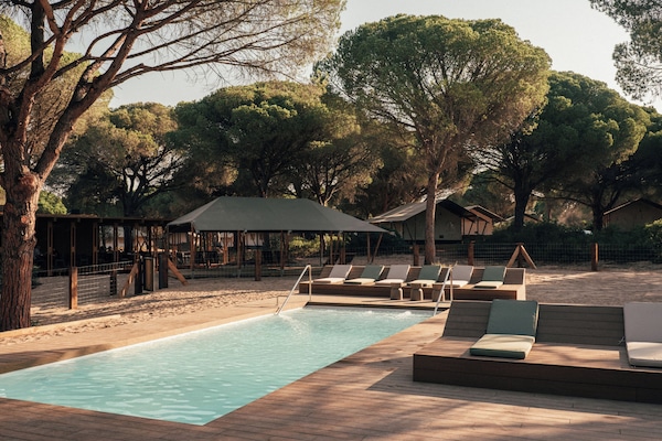 Een seizoensgebonden buitenzwembad