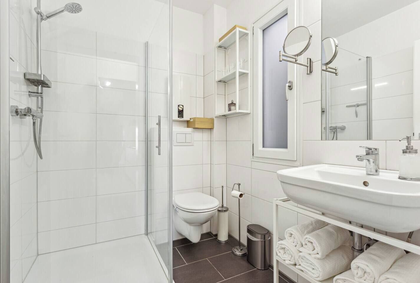 シャワー、タオル、石鹸、トイレットペーパー