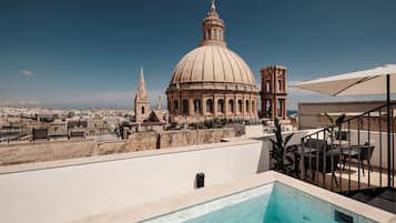 Piscina externa, guarda-sóis