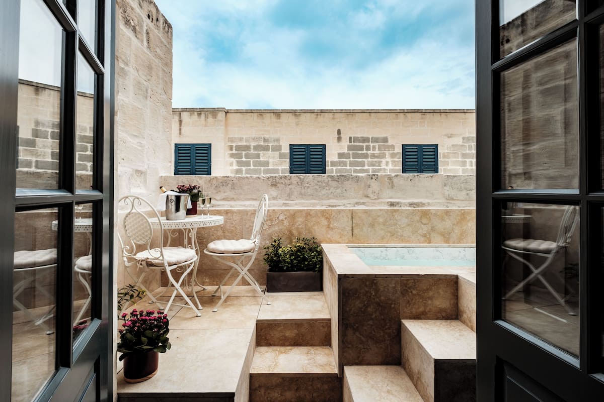 Premium Suite, 1 King Bed, Hot Tub | 1 bedroom, Frette Italian sheets, premium bedding, pillow-top beds