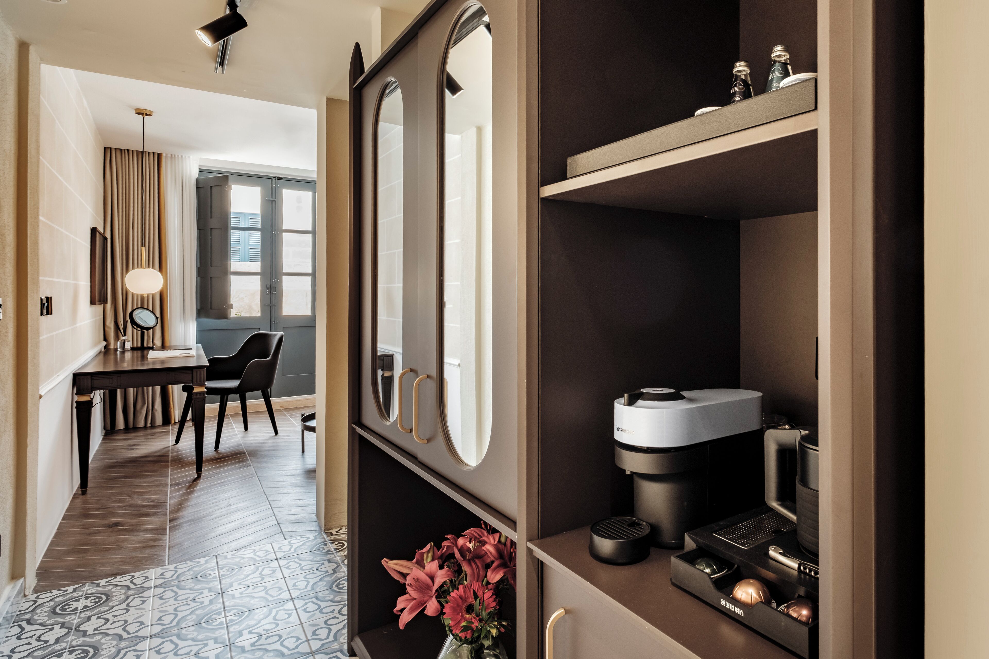 Photo - 1926 La Galerie Boutique Art Suites