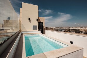 Une piscine sur le toit offrant une vue dégagée sur le paysage urbain.