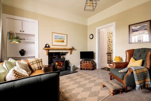 Smart TV, lareira, DVD player, livros