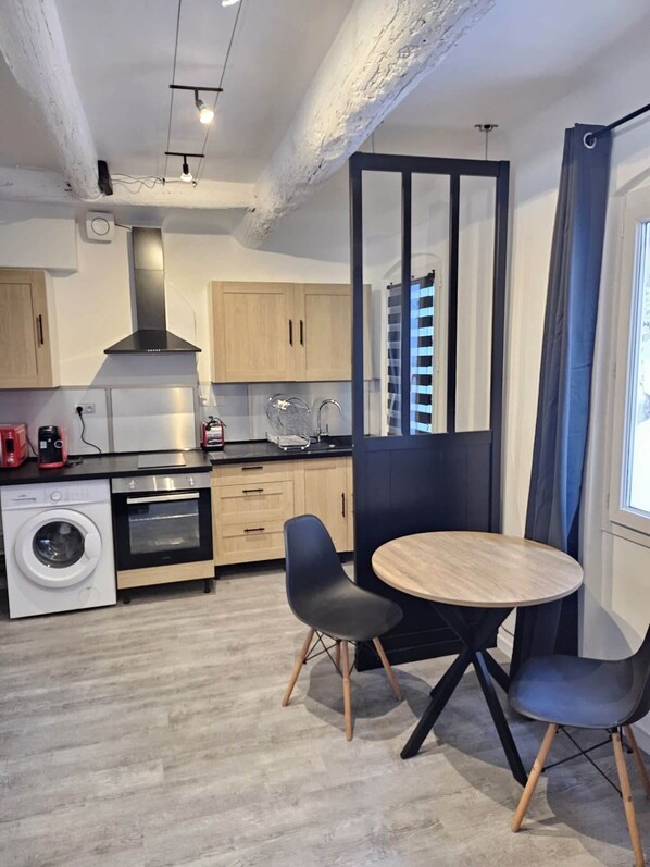 Kühlschrank, Mikrowelle, Ofen, Wasserkocher mit Kaffee-/Teezubehör