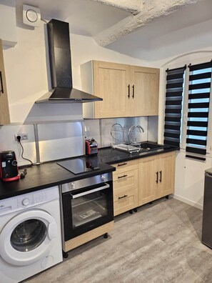 Kühlschrank, Mikrowelle, Ofen, Wasserkocher mit Kaffee-/Teezubehör