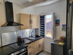 Kühlschrank, Mikrowelle, Ofen, Wasserkocher mit Kaffee-/Teezubehör