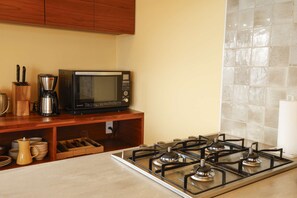 Réfrigérateur, micro-ondes, plaque de cuisson, cafetière/bouilloire