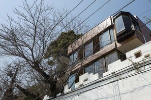 Exterior detail - UNDER CURRENT ATAMI | Private Villa with Hot Springs & Fireworks View (熱海市)