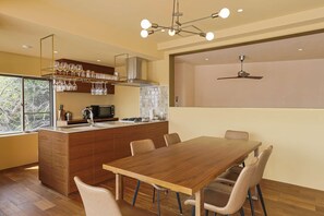 Dining - Fireworks view | Barrel sauna and hot spring baths | Ocean view | 5 min. walk from train station | Villa for rent (熱海市)