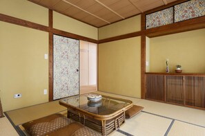 Interior - Fireworks view | Barrel sauna and hot spring baths | Ocean view | 5 min. walk from train station | Villa for rent (熱海市)