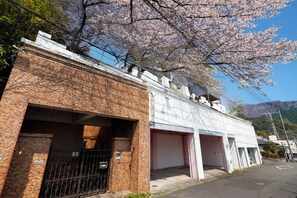 Exterior - Fireworks view | Barrel sauna and hot spring baths | Ocean view | 5 min. walk from train station | Villa for rent (熱海市)