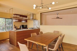 Dining - Fireworks view | Barrel sauna and hot spring baths | Ocean view | 5 min. walk from train station | Villa for rent (熱海市)