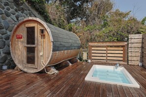 Outdoor spa tub - Fireworks view | Barrel sauna and hot spring baths | Ocean view | 5 min. walk from train station | Villa for rent (熱海市)