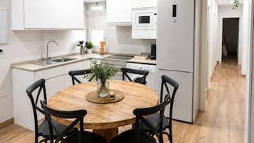 Coffee/tea maker, fridge, microwave, oven