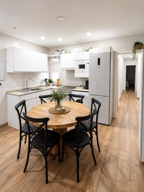 Coffee/tea maker, fridge, microwave, oven