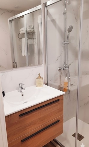Dusche, Haartrockner, Handtücher, Seife