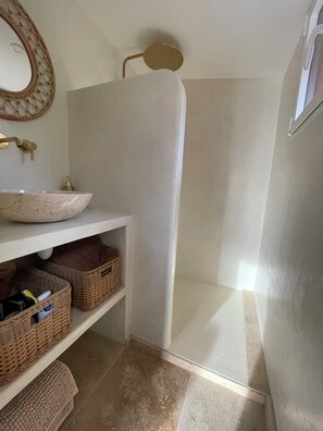 Dusj, hårføner, håndklær og såpe