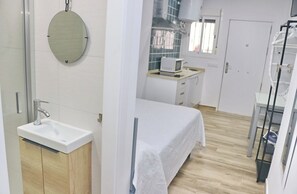 1 bedroom, bed sheets