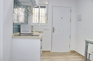 Kjøleskap, mikrobølgeovn, kaffetrakter/tekoker og kjøkkenutstyr