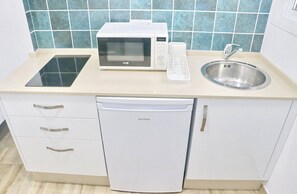 Réfrigérateur, micro-ondes, cafetière/bouilloire