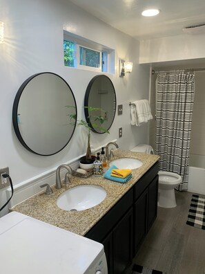 Hair dryer, towels, soap - Comfy Boho bungalow . Hidden away and private. (Chico)