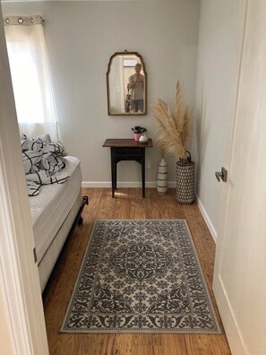 1 bedroom, WiFi, bed sheets - Comfy Boho bungalow . Hidden away and private. (Chico)