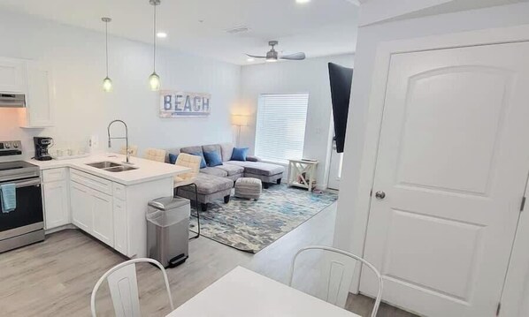 ทาวน์โฮม, หลายเตียง, ห้องครัว, วิวสวน (Villas de Laguna 1) | ภายใน