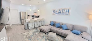 Nhà liên kế, nhiều giường, bếp, quang cảnh vườn (Villas de Laguna 1) | Khu phòng khách | TV màn hình phẳng 75-inch có truyền hình kỹ thuật số