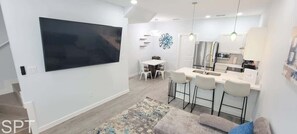 ทาวน์โฮม, หลายเตียง, ห้องครัว, วิวสวน (Villas de Laguna 1) | บริเวณนั่งเล่น | ทีวีจอแบน 75 นิ้ว พร้อมช่องดิจิตอล