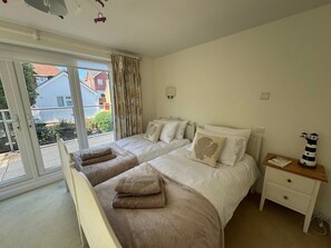 3 slaapkamers, een strijkplank/strijkijzer, reisbedje, gratis wifi
