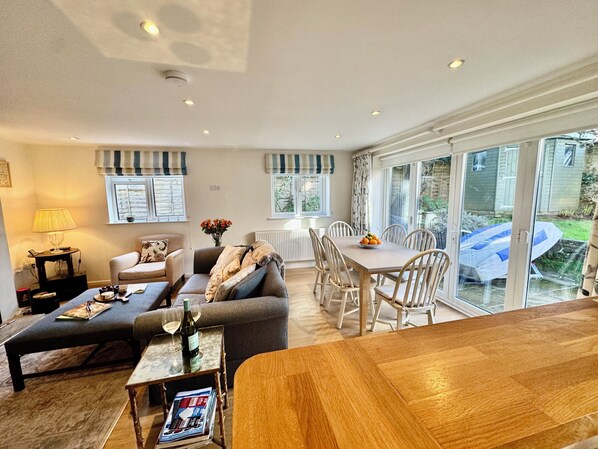 Smart-TV, Kamin, Bücher