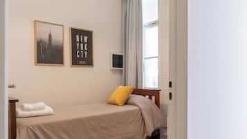 3 habitaciones, cortinas blackout y tabla de planchar con plancha