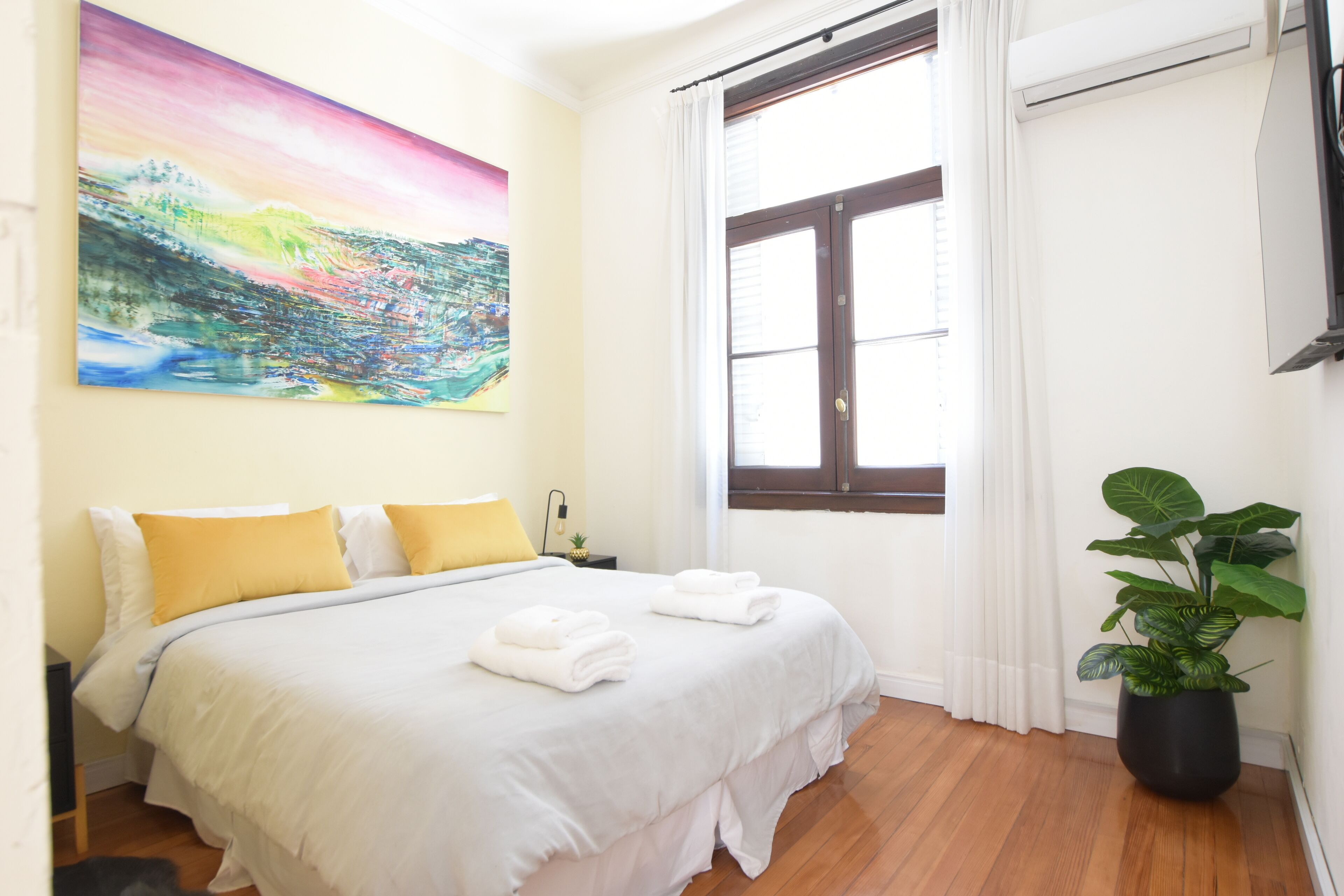 3 habitaciones, cortinas blackout y tabla de planchar con plancha 