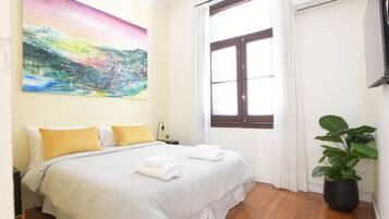 3 habitaciones, cortinas blackout y tabla de planchar con plancha