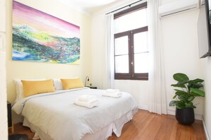 3 habitaciones, cortinas blackout y tabla de planchar con plancha 