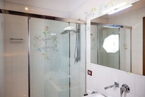 Dusche, Haartrockner, Bidet, Handtücher