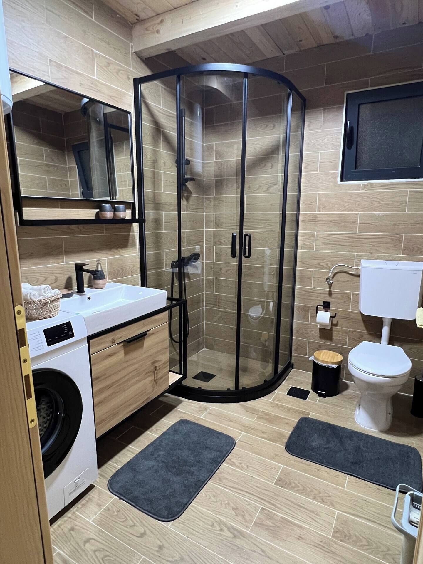 Een douche, een haardroger, handdoeken, zeep