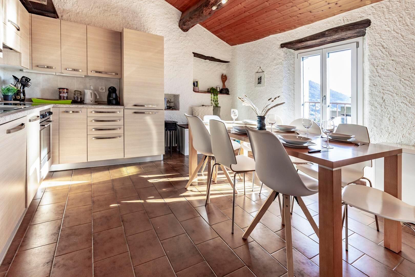 Frigorífico, horno, placa de cocina y lavavajillas