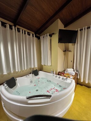 Chambre Double Supérieure, baignoire | Ameublement personnalisé, bureau, chambres insonorisées, draps fournis