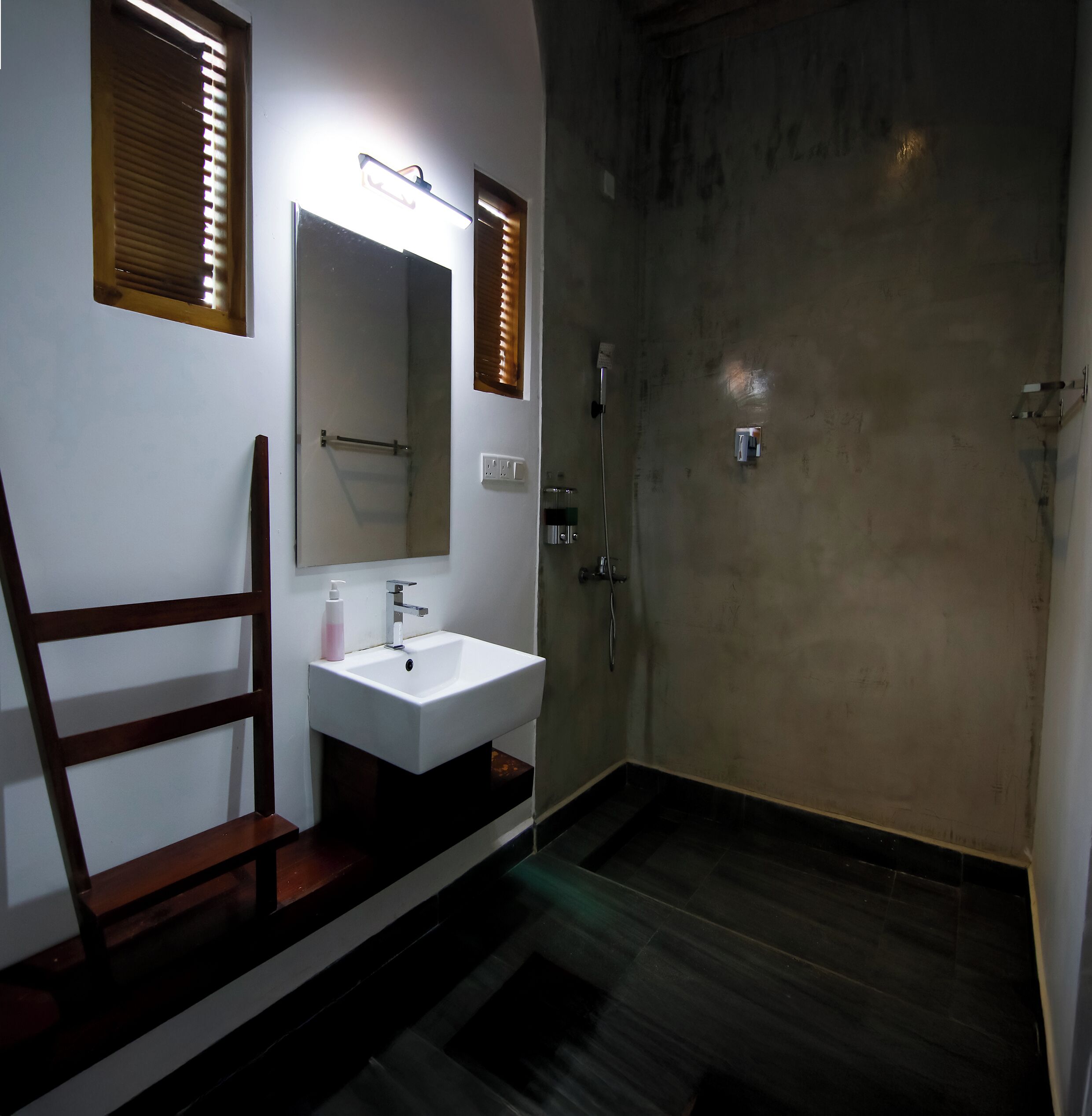 Superior Double Room, Bathtub | Bathroom | Shower, hair dryer, towels, soap