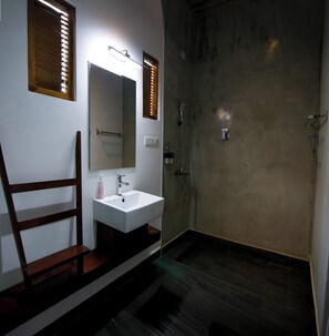 Superior Double Room, Bathtub | Bathroom | Shower, hair dryer, towels, soap - Cloud Nine Lanka Resort Wilpattu (Wilpattu)