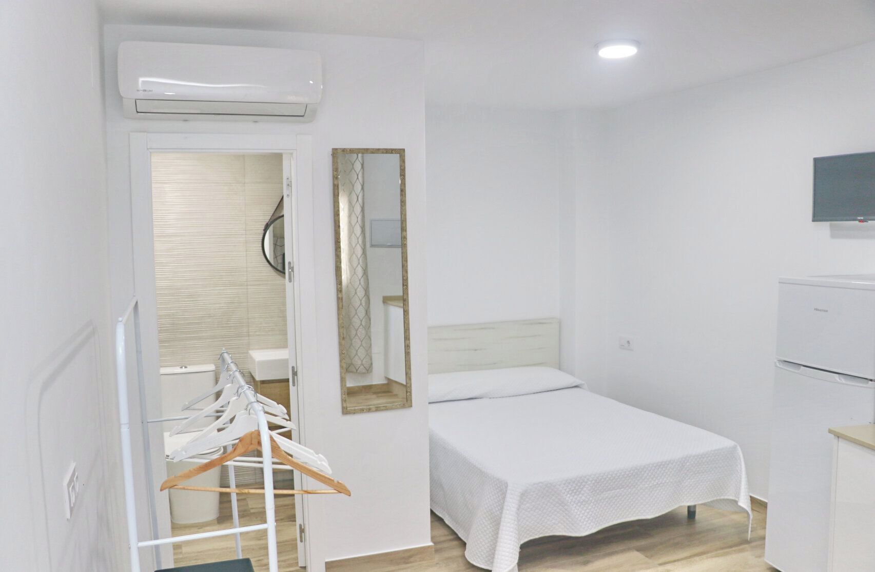1 bedroom, bed sheets