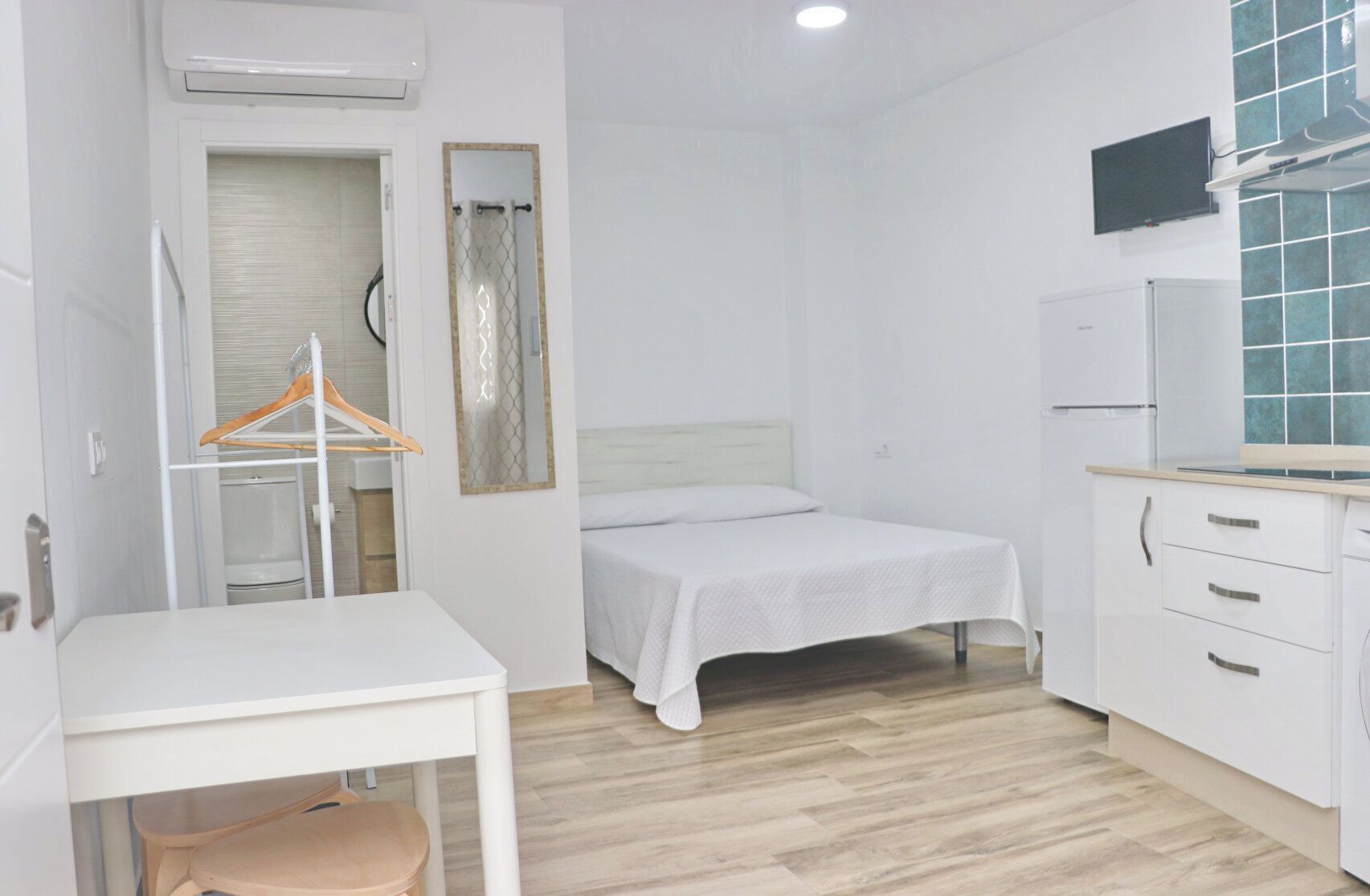 1 bedroom, bed sheets