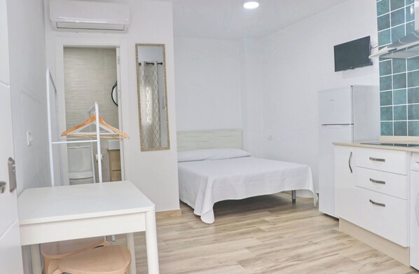 1 bedroom, bed sheets