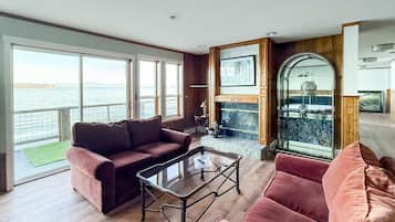 Télévision, cheminée, livres