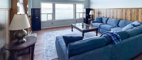 Fernseher, Kamin, Bücher