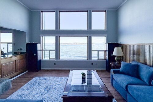 South Whidbey waterfront escape w/ large patio & stunning views