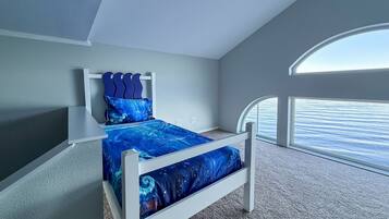 3 bedrooms, iron/ironing board, internet, bed sheets